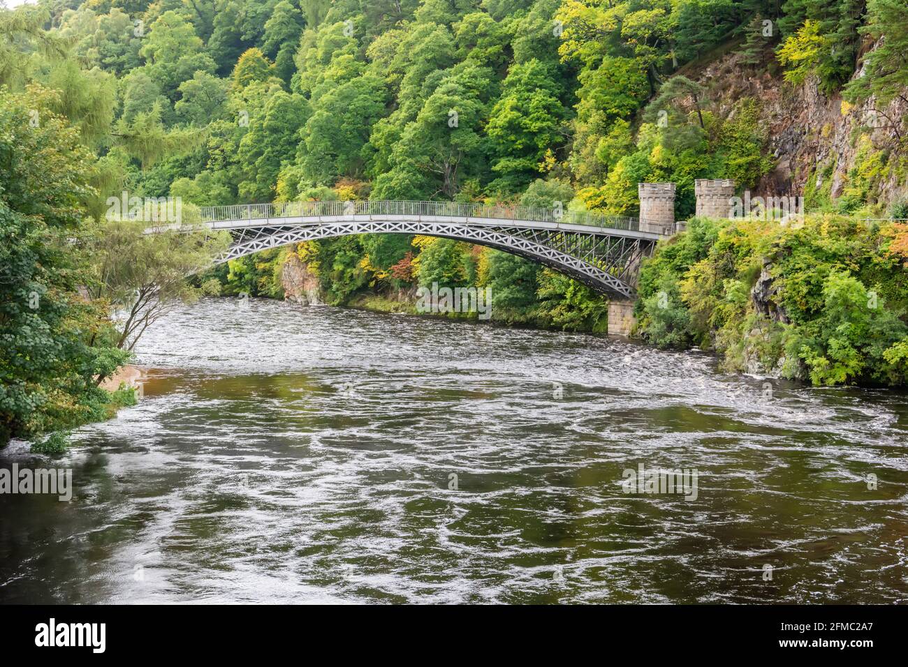 Craigellachie Bridge, un ponte ad arco in ghisa che attraversa il fiume Spey a Craigellachie, vicino al villaggio di Aberlour a Moray, Scozia. Il ponte w Foto Stock