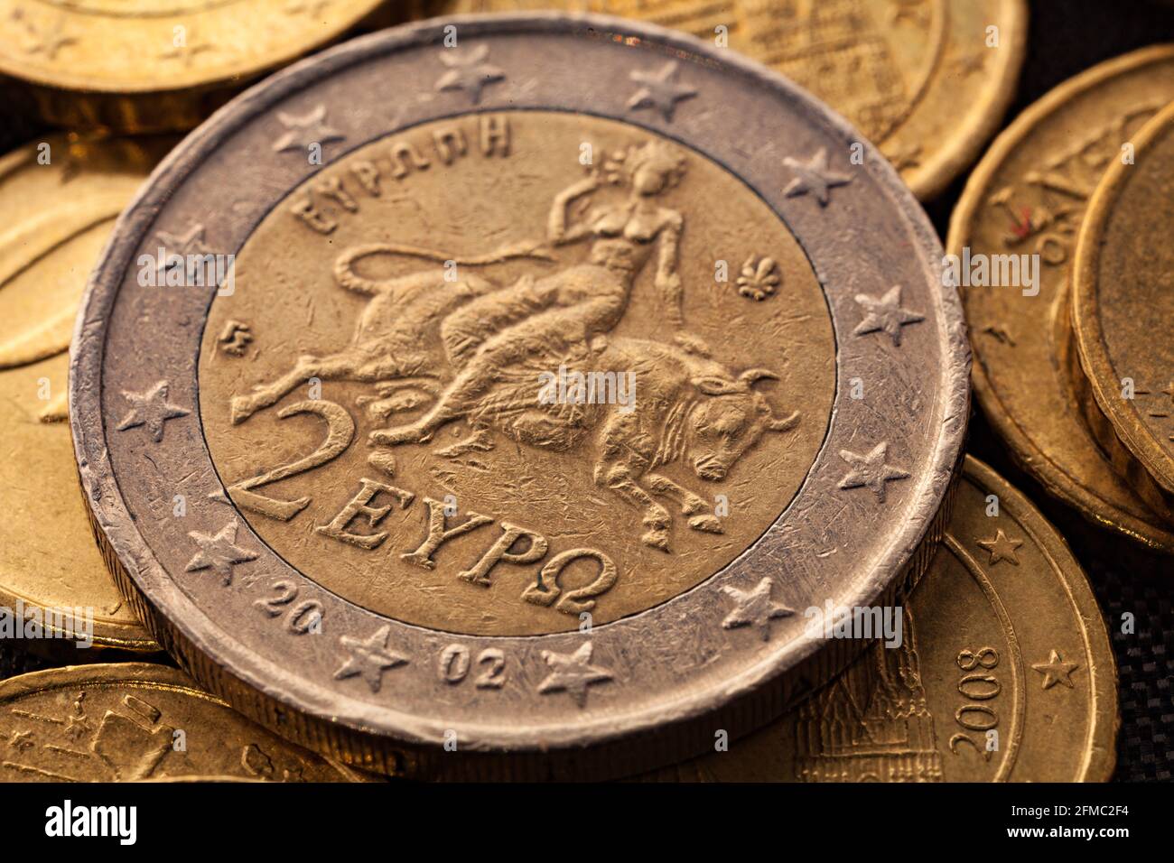 Serie di macro shot di monete in euro. Retro moneta da 2 Euro. Anno di  fabbricazione 2002. Paese Grecia Foto stock - Alamy