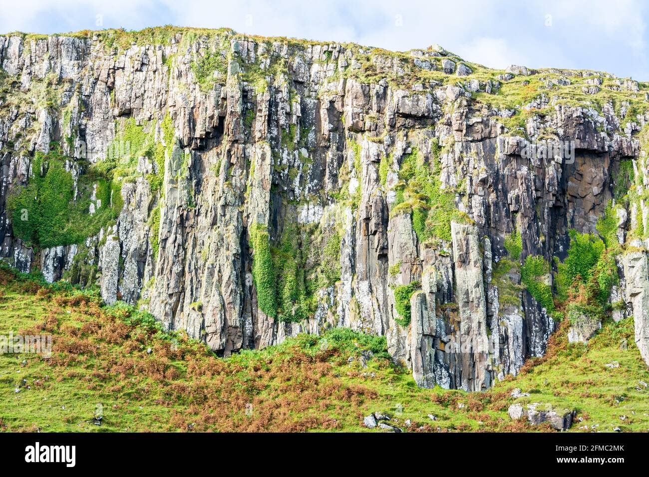 Scogliere a picco intorno a Staffin nell'Isola di Skye, Scozia. Foto Stock