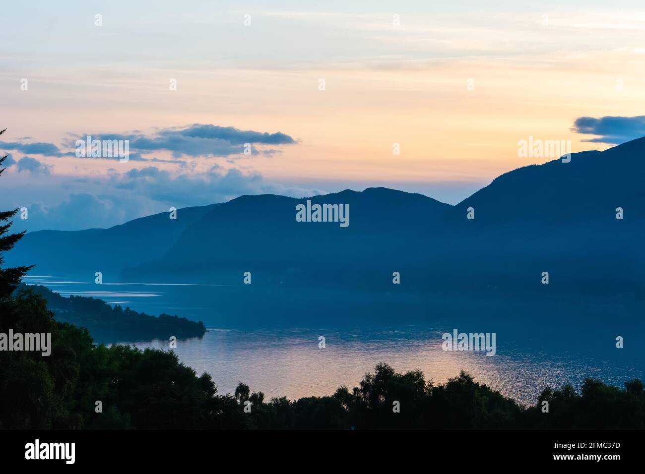 Lago Loch Ness in Scozia, al tramonto. Foto Stock