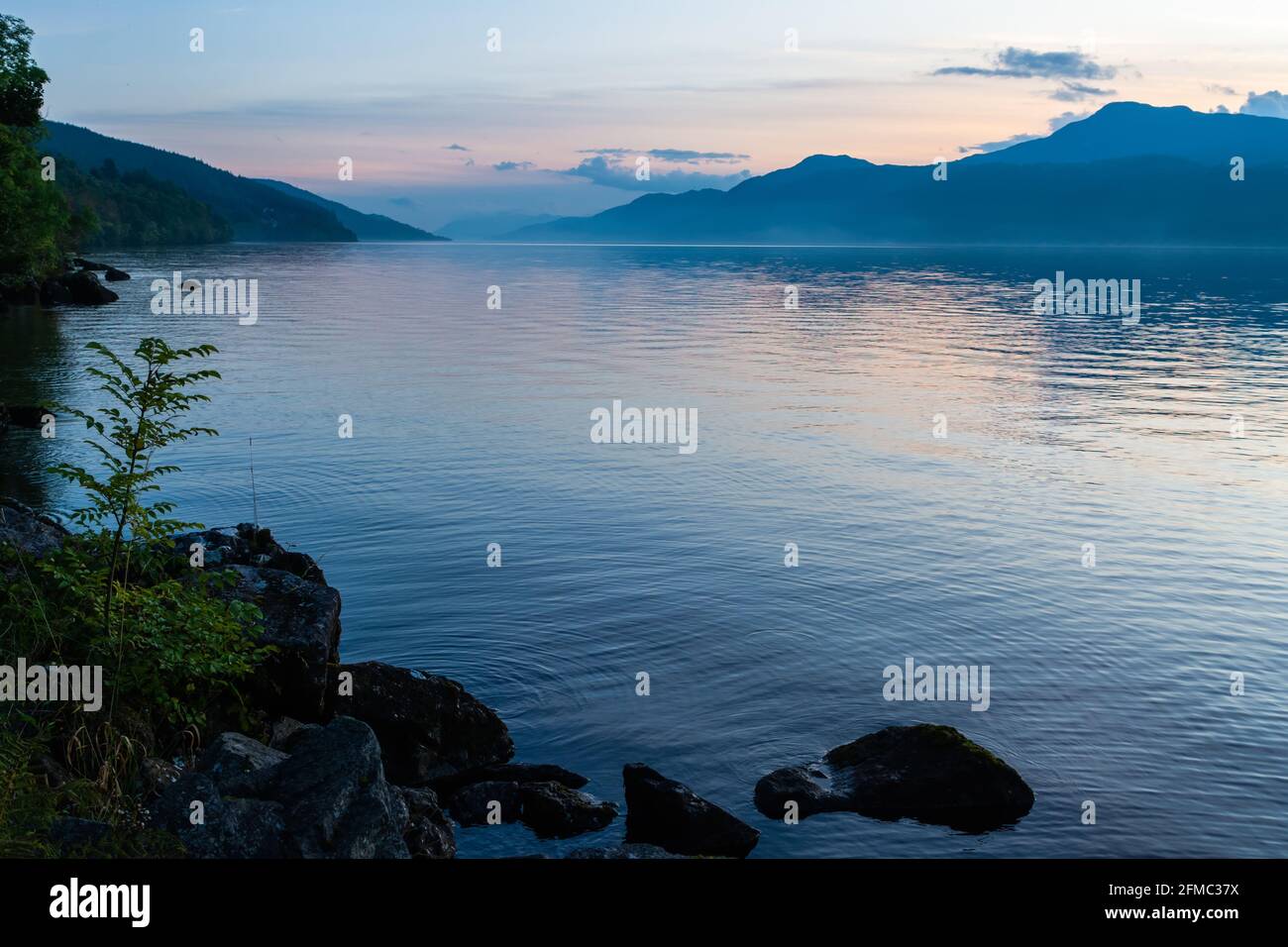 Lago Loch Ness in Scozia, al tramonto. Foto Stock