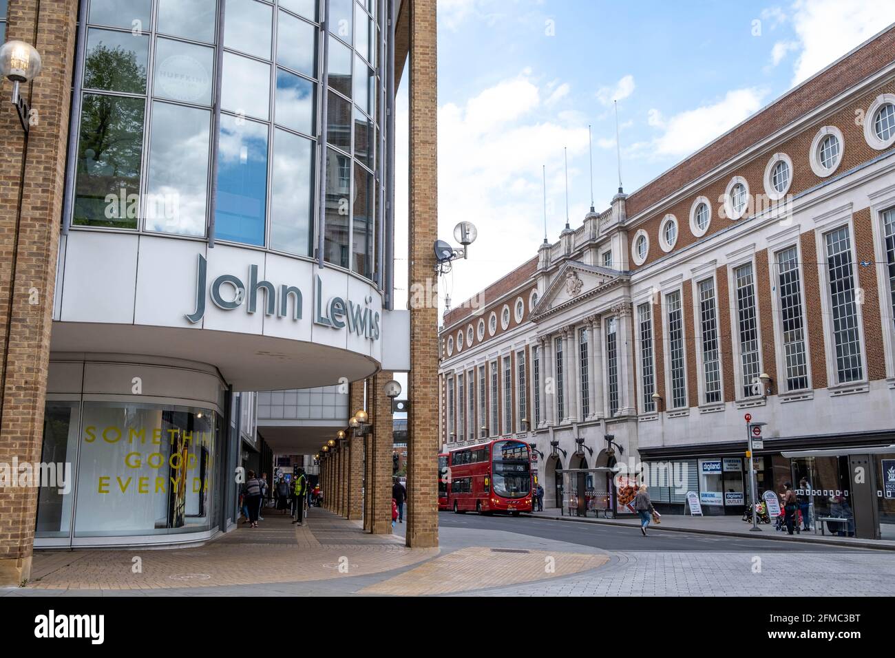 Kingston upon Thames London UK, maggio 07 2021, architettura moderna e antica dei grandi magazzini John Lewis e Bentall Center Foto Stock