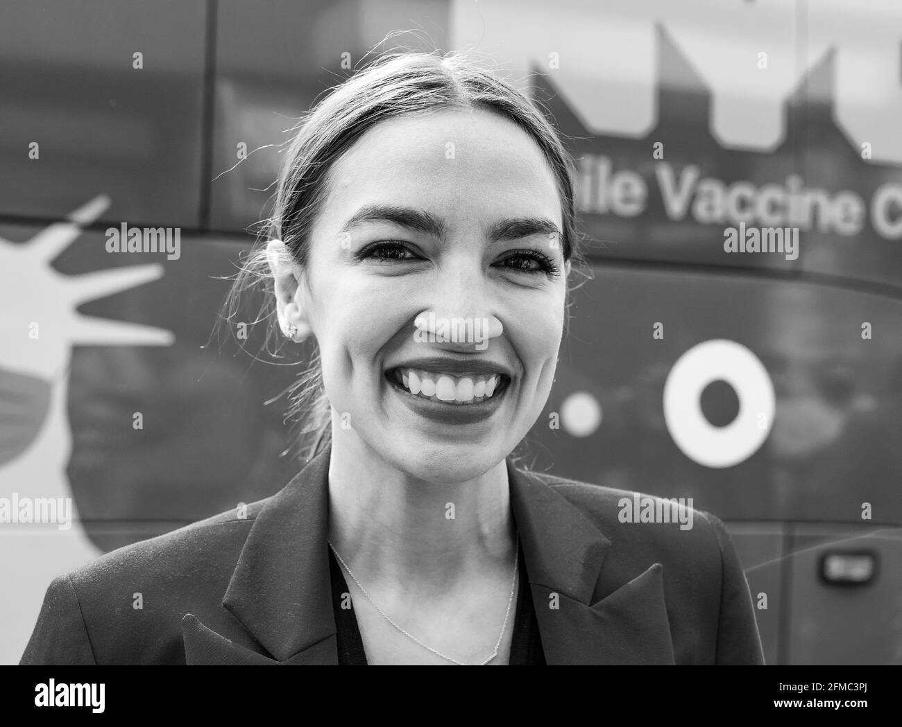 New York, Stati Uniti. 07 maggio 2021. Il rappresentante degli Stati Uniti Alexandria Ocasio-Cortez visita un autobus mobile per vaccini su Castle Hill Avenue nel Bronx. Le persone possono essere vaccinate all'interno dell'autobus gestito dai Centri di assistenza urgente. L'autobus servirà per la maggior parte delle aree della città dove il tasso di vaccinazione è inferiore rispetto ai quartieri più ricchi e dove c'è più esitazione a ottenere la vaccinazione. (Foto di Lev Radin/Pacific Press) Credit: Pacific Press Media Production Corp./Alamy Live News Foto Stock