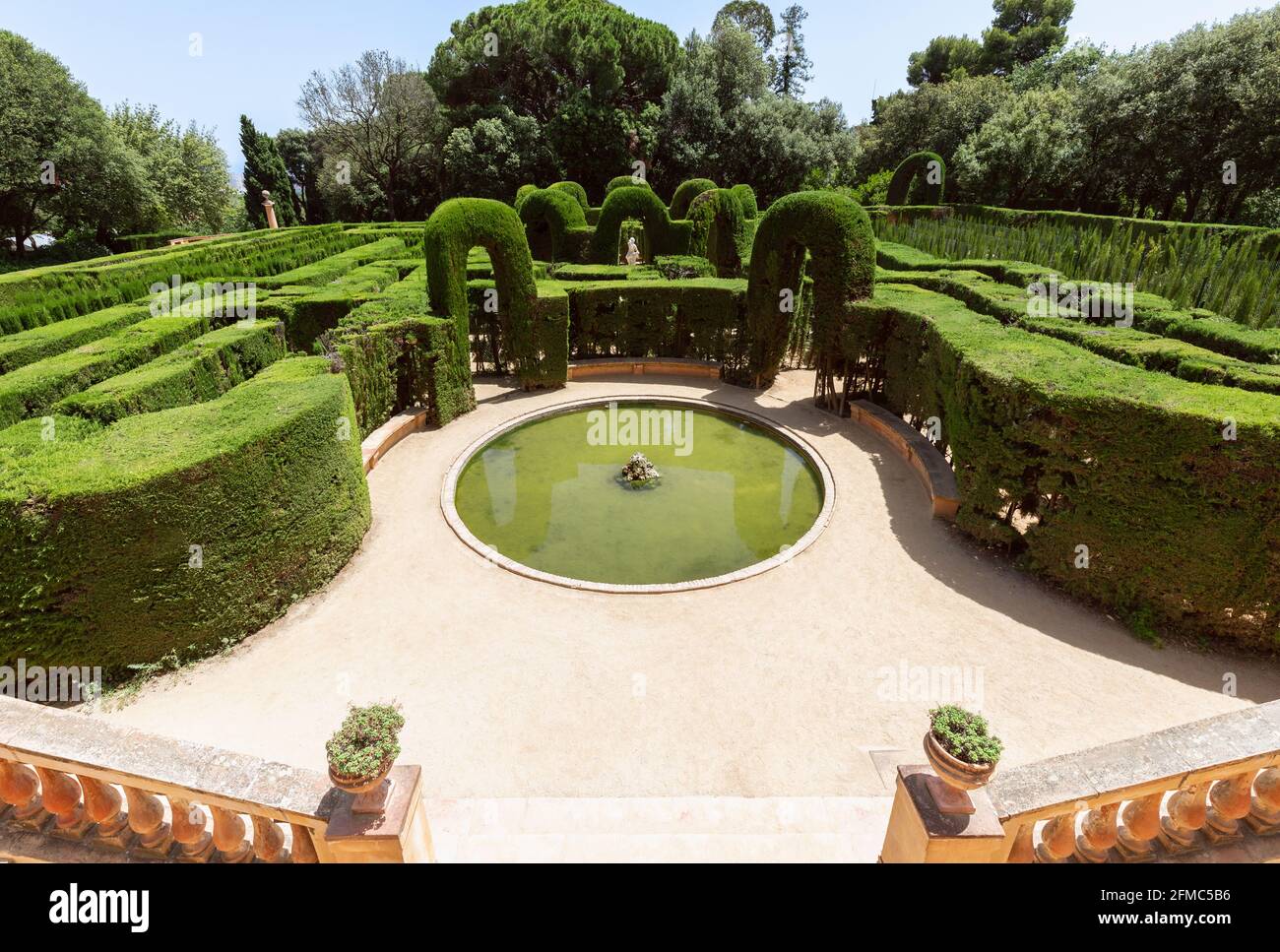 L'ingresso al famoso labirinto nel Parco del Labirinto di Horta (Parc del Laberint d'Horta) a Barcellona, Spagna Foto Stock