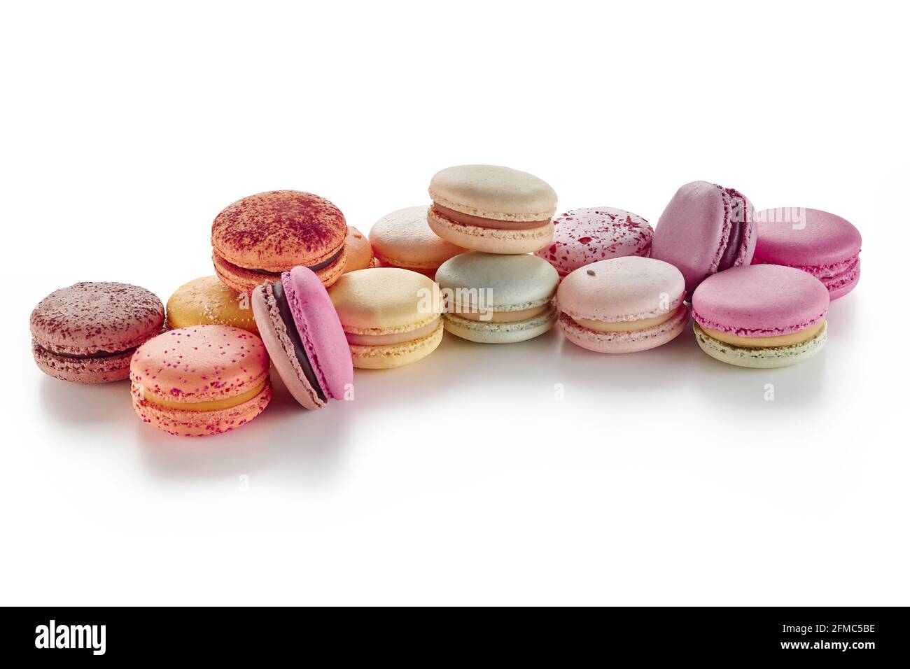 Mucchio di colorati macaron francesi su sfondo bianco Foto Stock