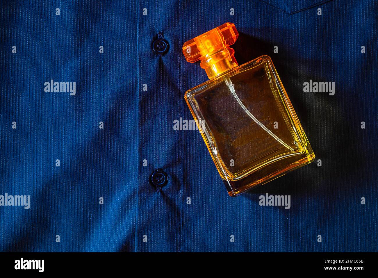 Bottiglia di profumo d'oro immagini e fotografie stock ad alta risoluzione  - Pagina 2 - Alamy