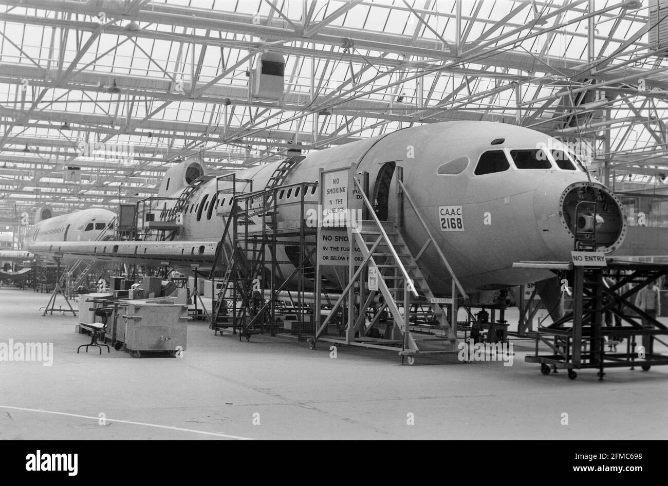 Un Hawker Siddeley Trident British Airliner sulla linea di produzione di Hatfield in Inghilterra nel 1974. L'aeromobile era in fase di costruzione per CAAC, loro Chinese National Airline. È volato per la prima volta come G-BAJF, prima di prendere la registrazione cinese B-264. Foto Stock