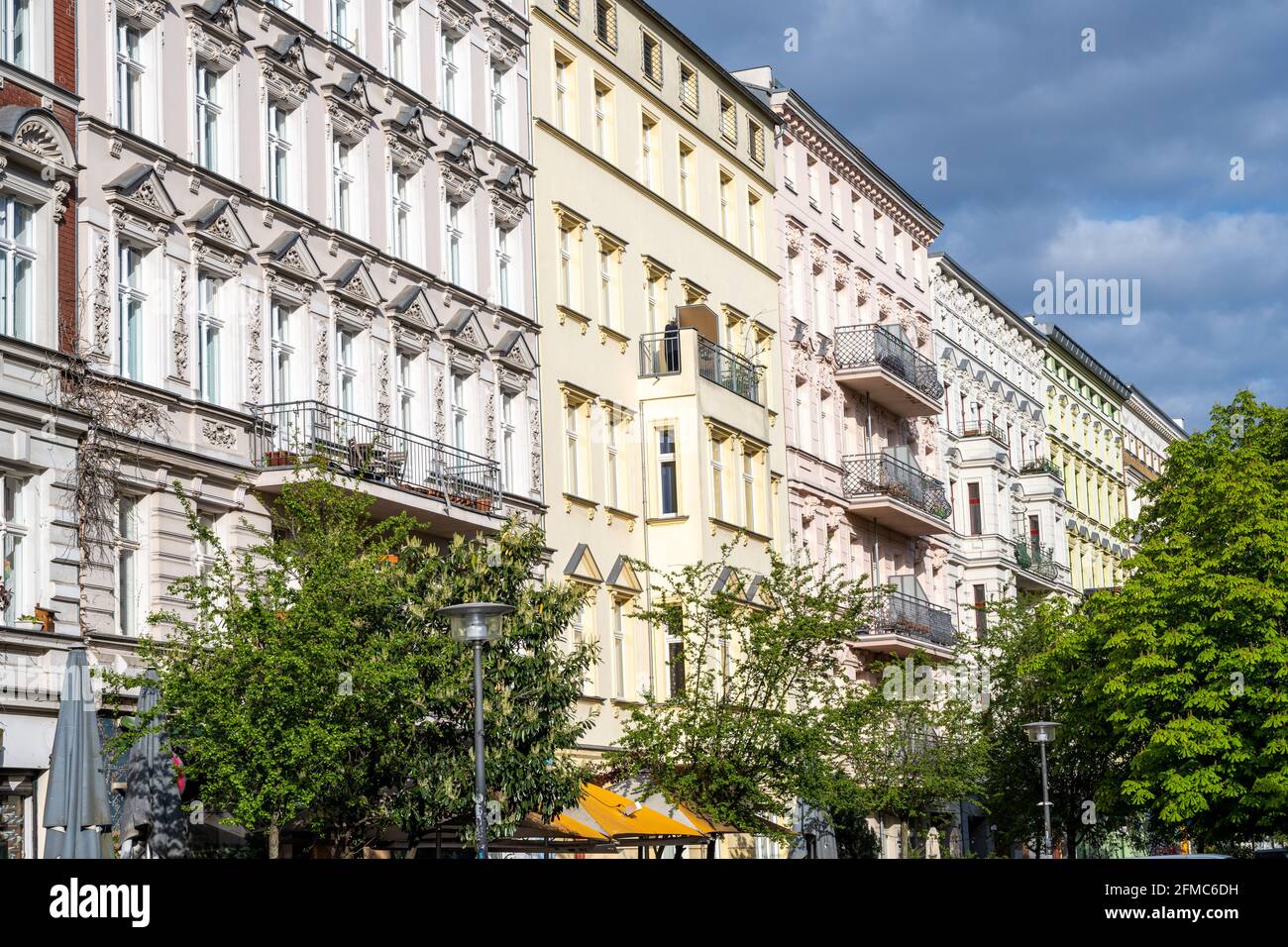 Alcuni vecchi appartamenti ristrutturati si trovano a Prenzlauer Berg, Berlino Foto Stock