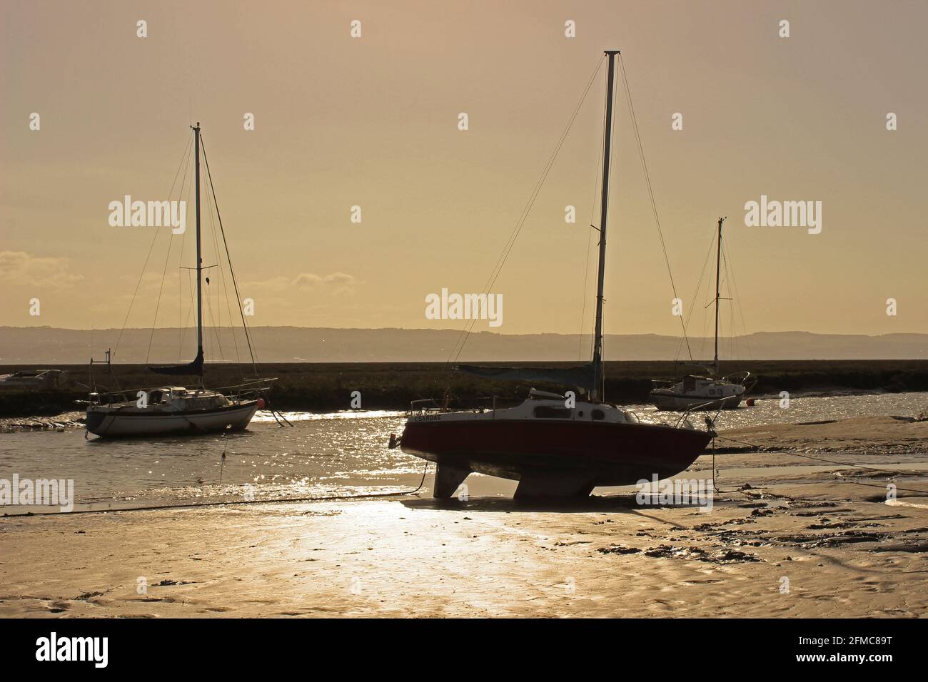 Barche al tramonto sulla Heswall Shore, Wirral, Regno Unito Foto Stock