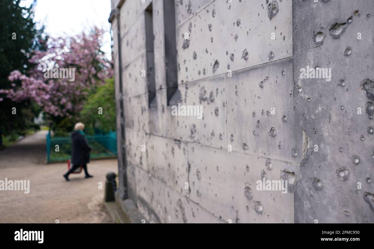 Berlino, Germania. 8 maggio 2021. In un edificio dell''Dorotheenstädtischer Friedhof si possono vedere numerose buche a forma di proiettile. La fine della seconda guerra mondiale è commemorata da molti eventi commemorativi. L'8 e il 9 maggio 2021 ricorre il 76° anniversario della consegna della Wehrmacht. La data segna la fine della seconda guerra mondiale in Europa ed è celebrata come il giorno della liberazione dal nazionalsocialismo. Credit: Jörg Carstensen/dpa/Alamy Live News Foto Stock