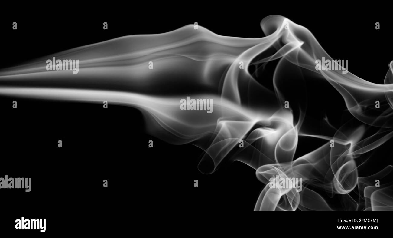 Bianco fumo arricciamento vortice isolato su fondo nero Foto Stock