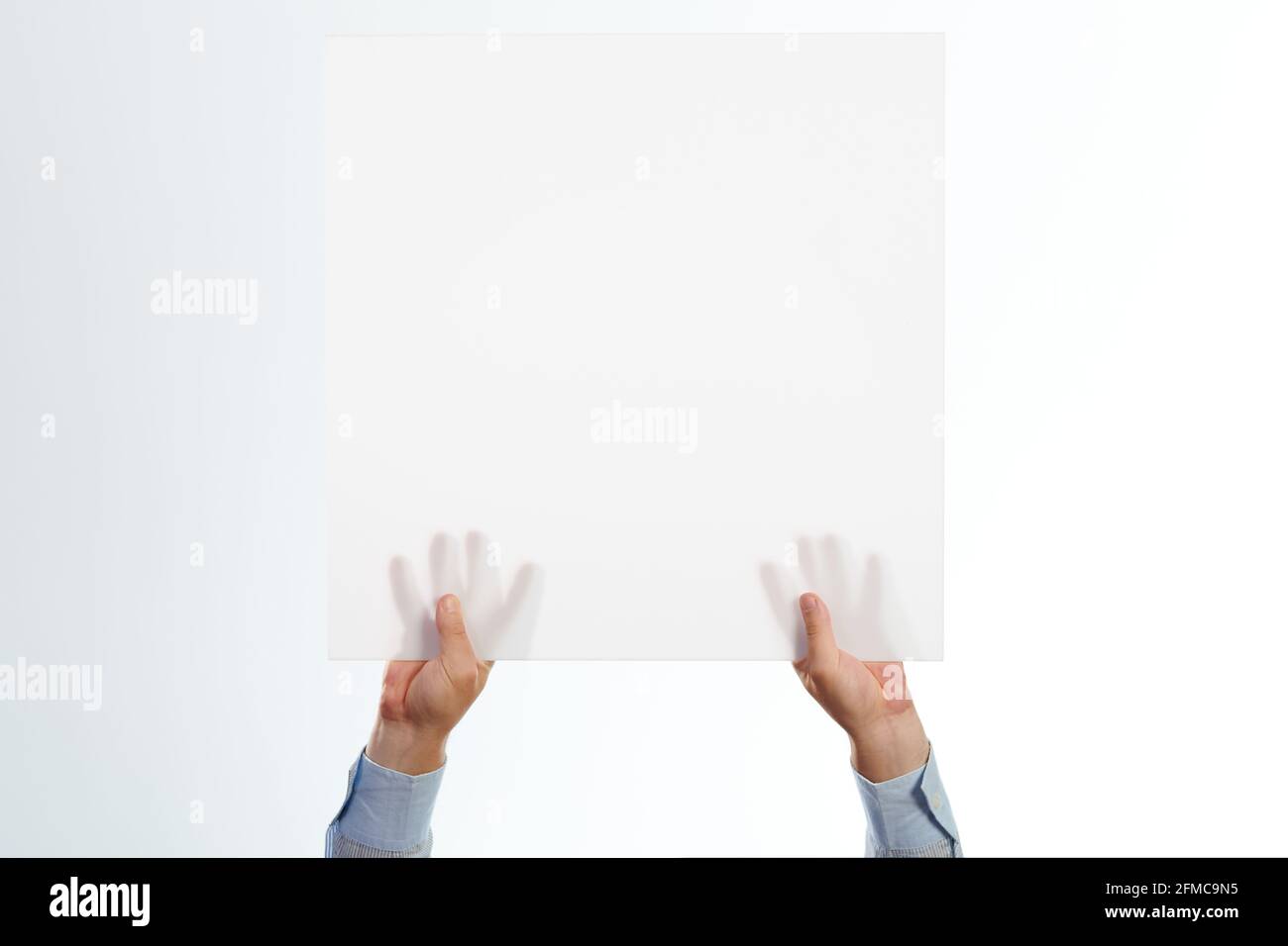 Uomo tenere vuoto modello banner isolato su sfondo bianco studio Foto Stock