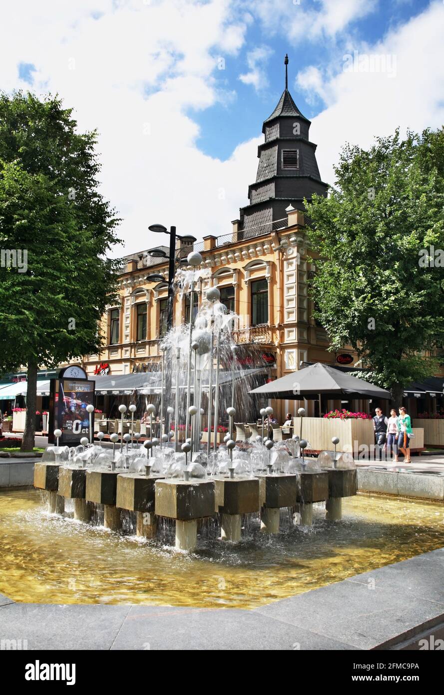 Fontana sul viale della libertà - Laisvės aleja a Kaunas. Lituania Foto Stock