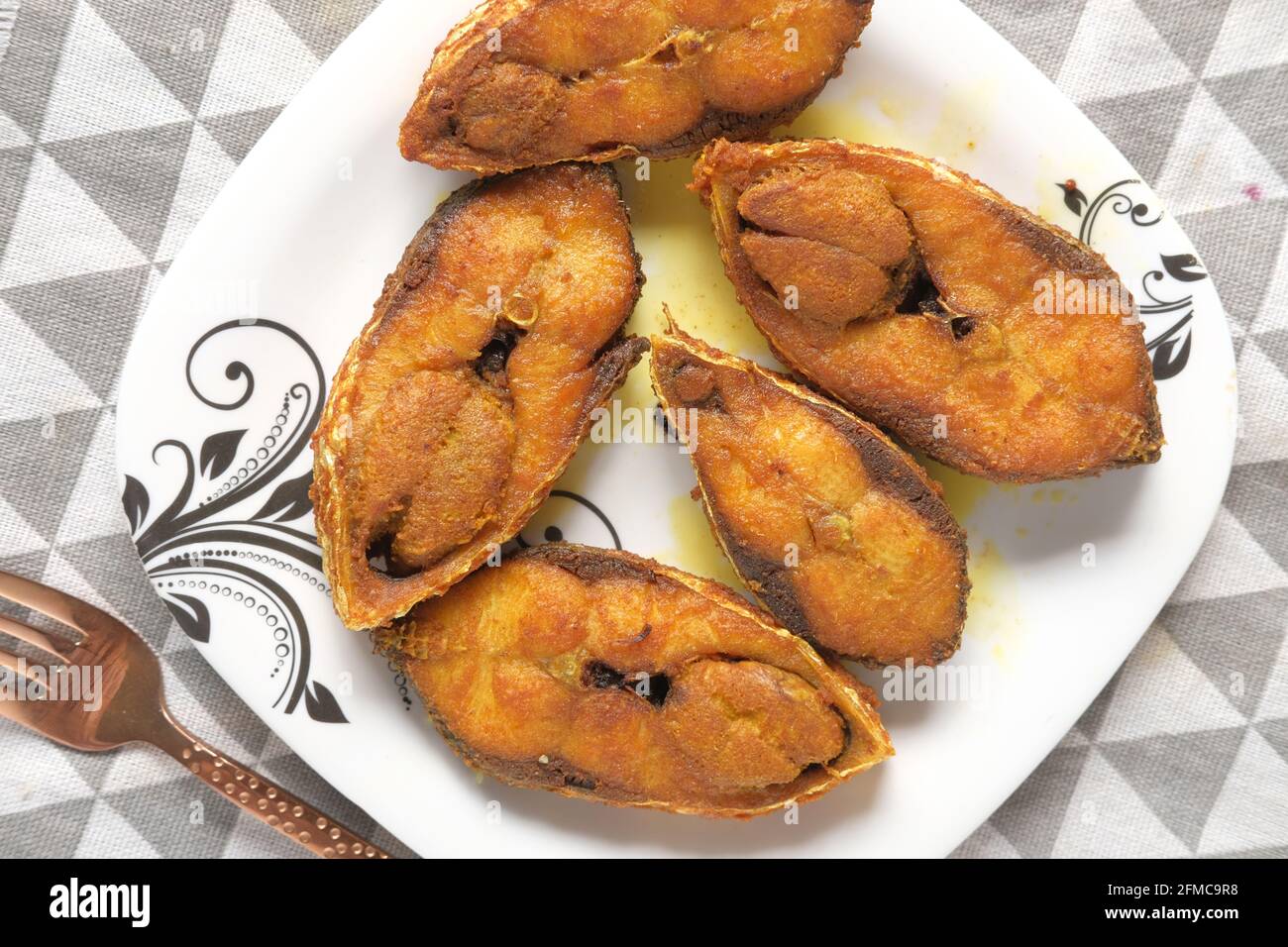 primo piano di pesce di ilsha cucinato sul piatto sul tavolo Foto Stock