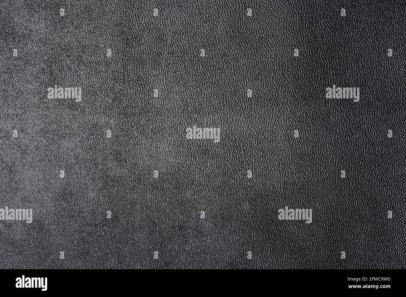 Vista ravvicinata macro di sfondo in pelle grigia. Modello di pelle di vacca Foto Stock