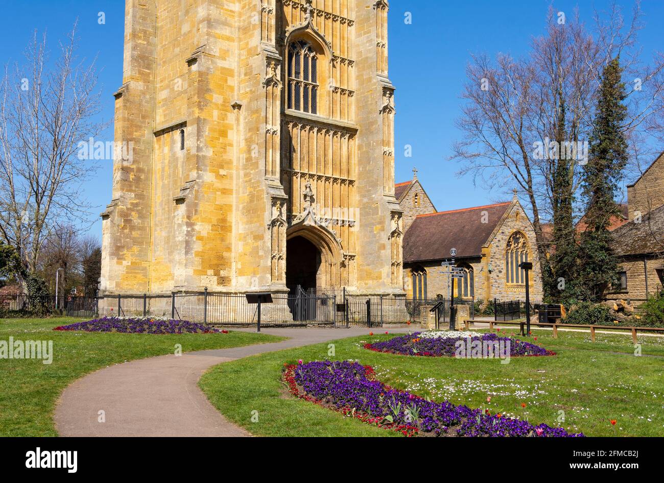 Evesham Abbey e parco al sole di primavera con bei letti di fiori in fiore Foto Stock