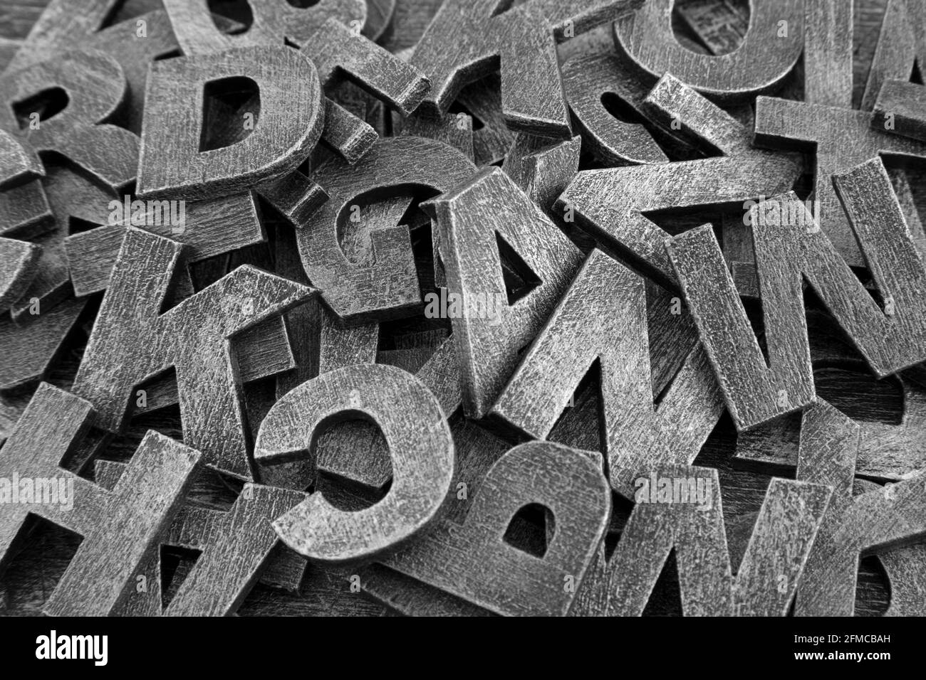 Pila di vecchie lettere di legno d'epoca. Composizione tipografica di sfondo. Foto Stock