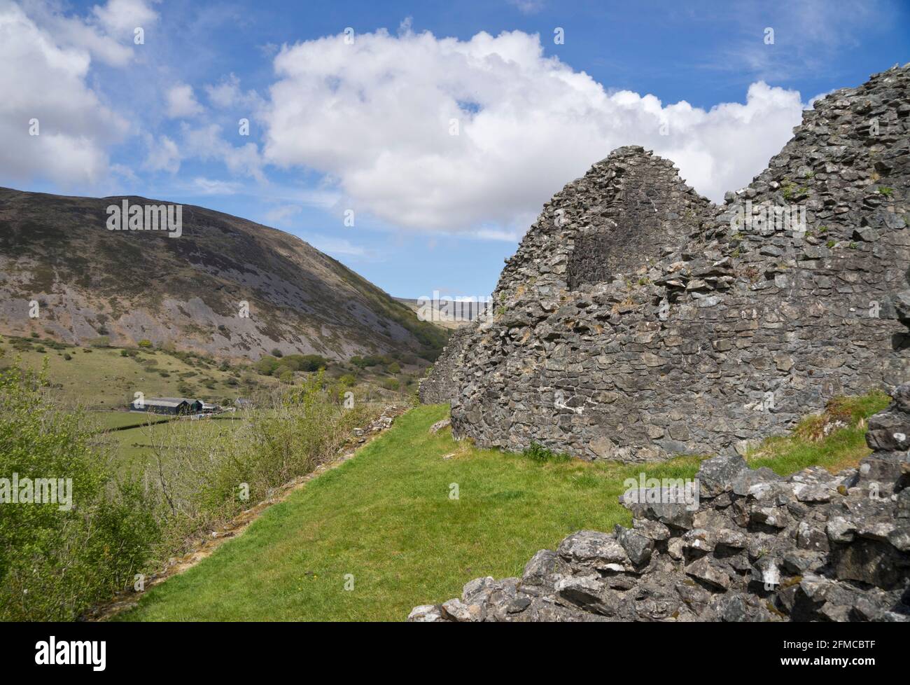 Vista di Castell y Bere, un castello gallese vicino Llanfihangel-y-pennant costruito da Llywelyn il Grande nel 1220 Gwynedd, Galles, Regno Unito Foto Stock