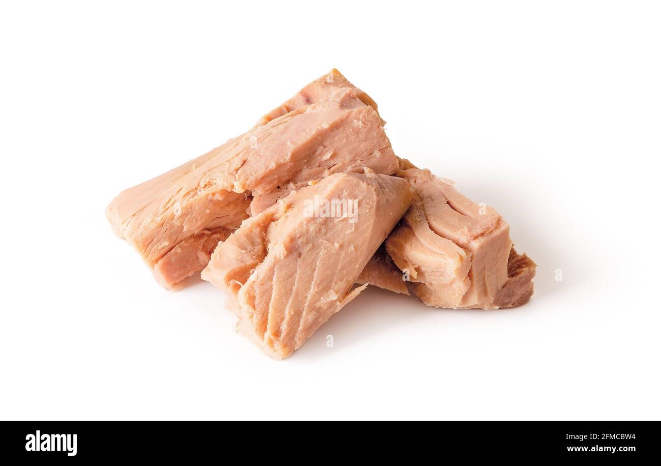 Pezzi di filetto di tonno in scatola isolati su sfondo bianco. Frutti di mare conservati come ingrediente per diete a bassa calorie e un'alimentazione sana. Pezzo di tonno Foto Stock
