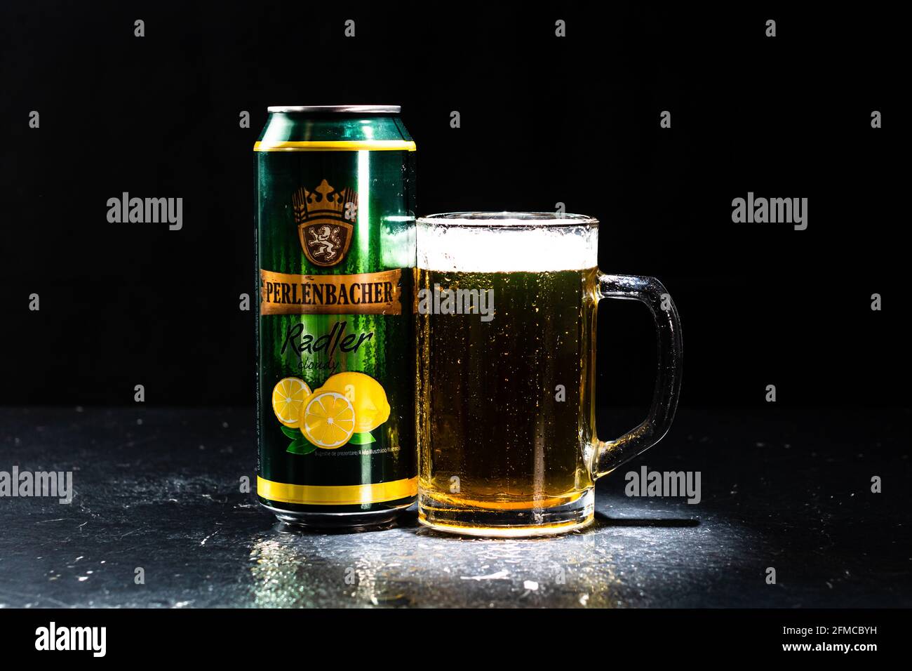 Lattina di birra Perlenbacher Radler e bicchiere di birra su sfondo scuro.  Fotografia editoriale illustrativa scattata a Bucarest, Romania, 2021 Foto  stock - Alamy