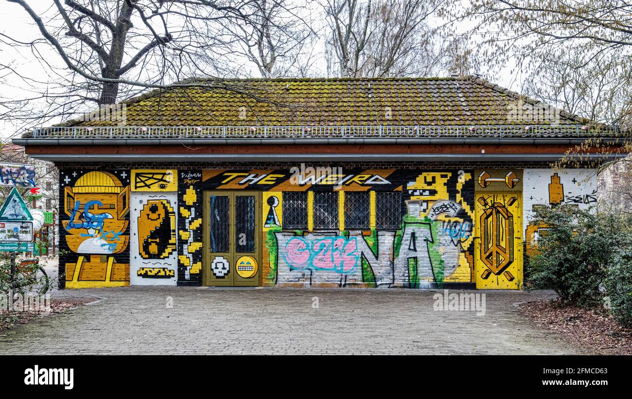 Edificio Platzhaus su Teutoburger platz utilizzato per giochi e piccole mostre d'arte di residenti locali, Prenzlauer berg, Berlino Foto Stock