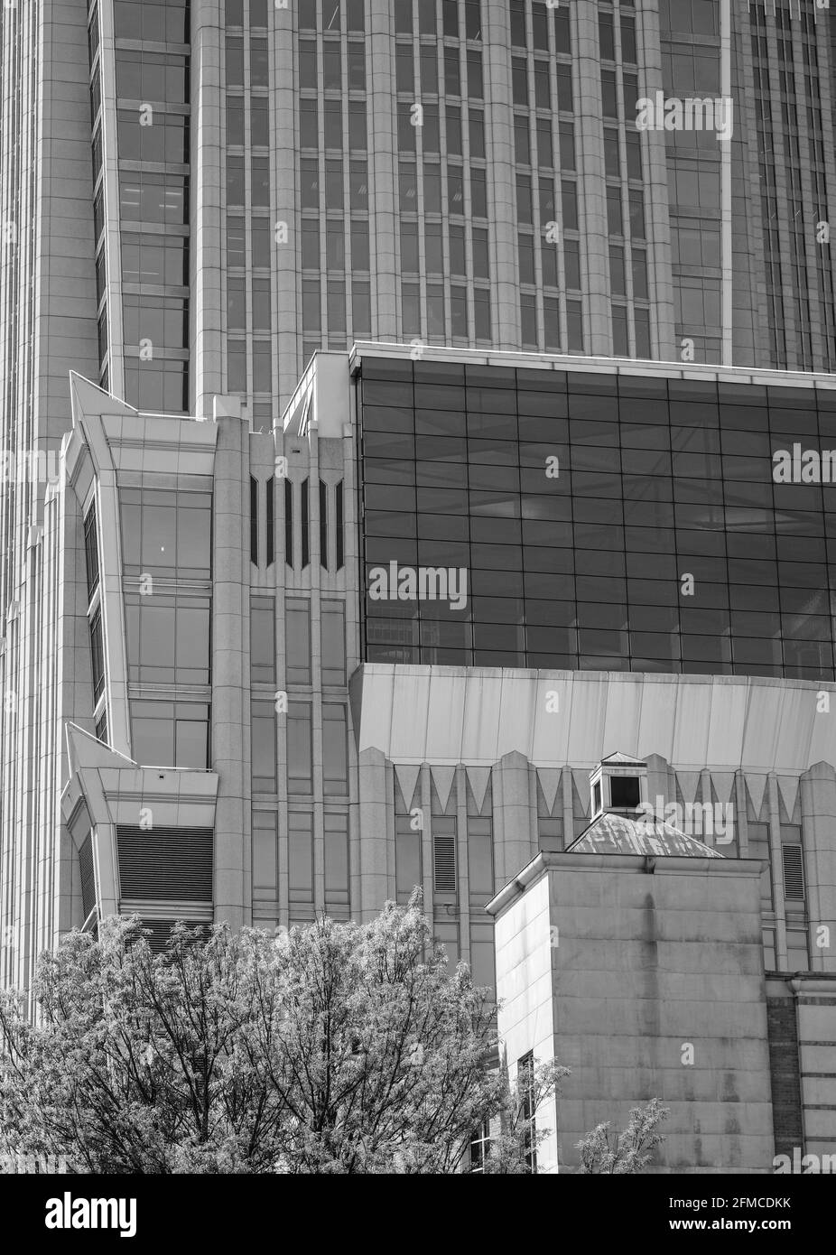 Sovrapposizione di forme e strati rettangolari in architettura urbana in nero e bianco Foto Stock