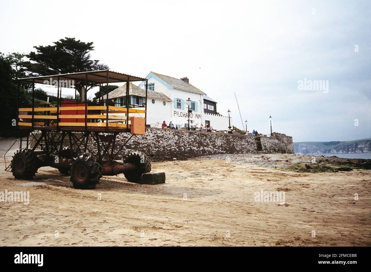 Regno Unito. Inghilterra. Devon. Bigbury-on-Sea. Il Pilchard Inn e rimorchio passeggeri per trattori in acque profonde. Foto Stock