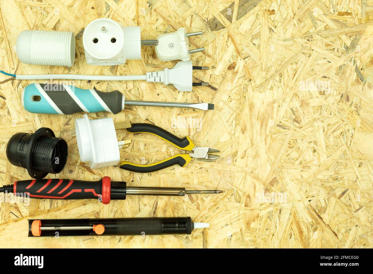 Gli utensili elettrici sono sparsi sul tavolo. Elettricista o attrezzi da  costruzione su un tavolo di legno. Gli attrezzi dell'elettricista e del  costruttore sono disposti Foto stock - Alamy