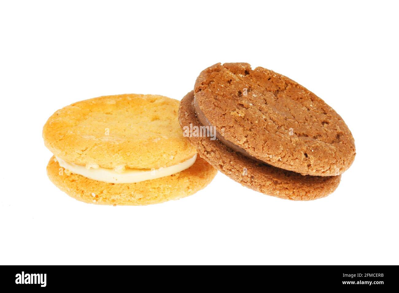 Biscotti sandwich alla vaniglia e alla crema di cioccolato isolati contro il bianco Foto Stock