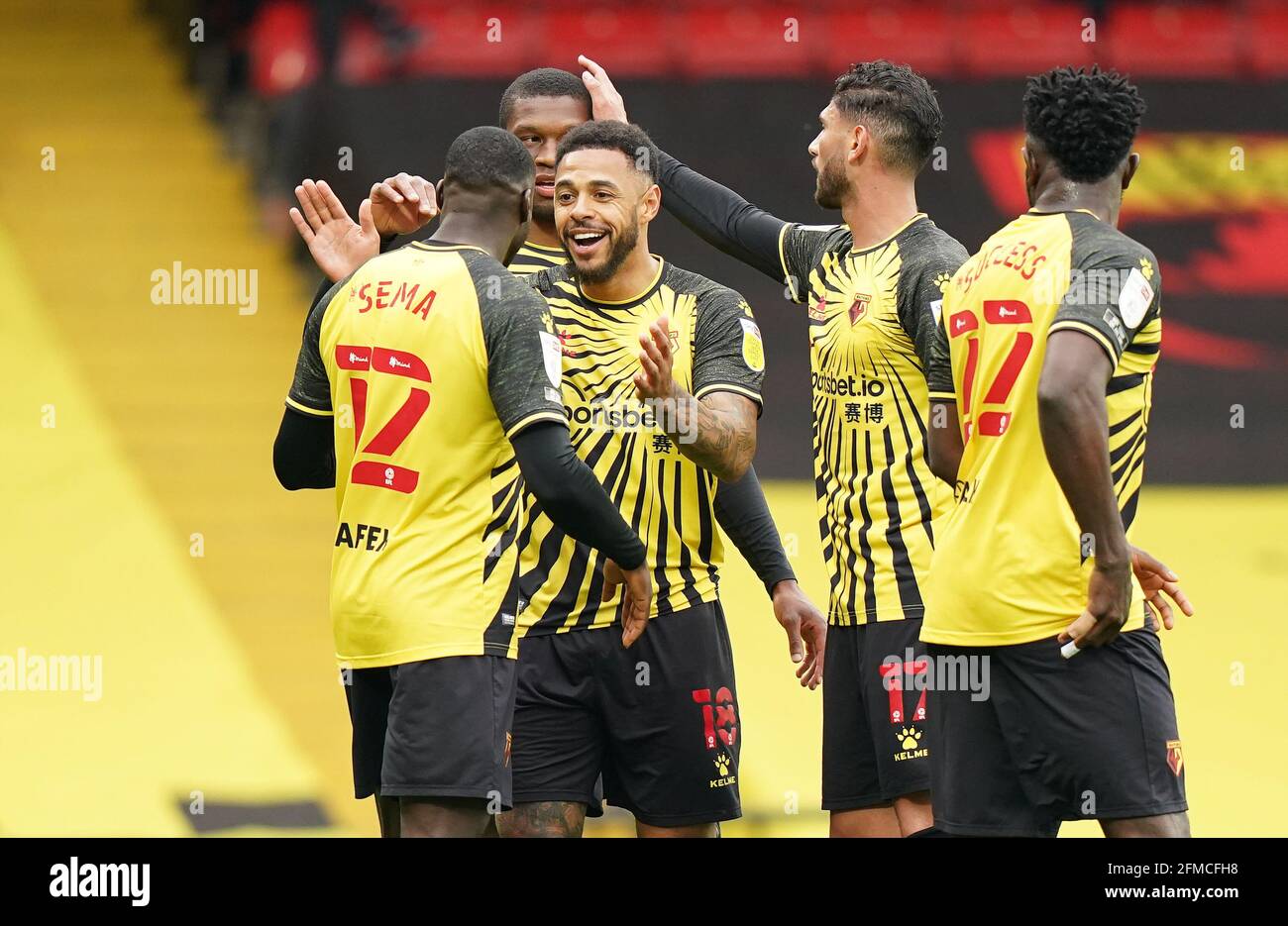 Il Watford's Andre Grey (centro) celebra il primo gol del loro fianco durante la partita del campionato Sky Bet a Vicarage Road, Watford. Data immagine: Sabato 8 maggio 2021. Foto Stock