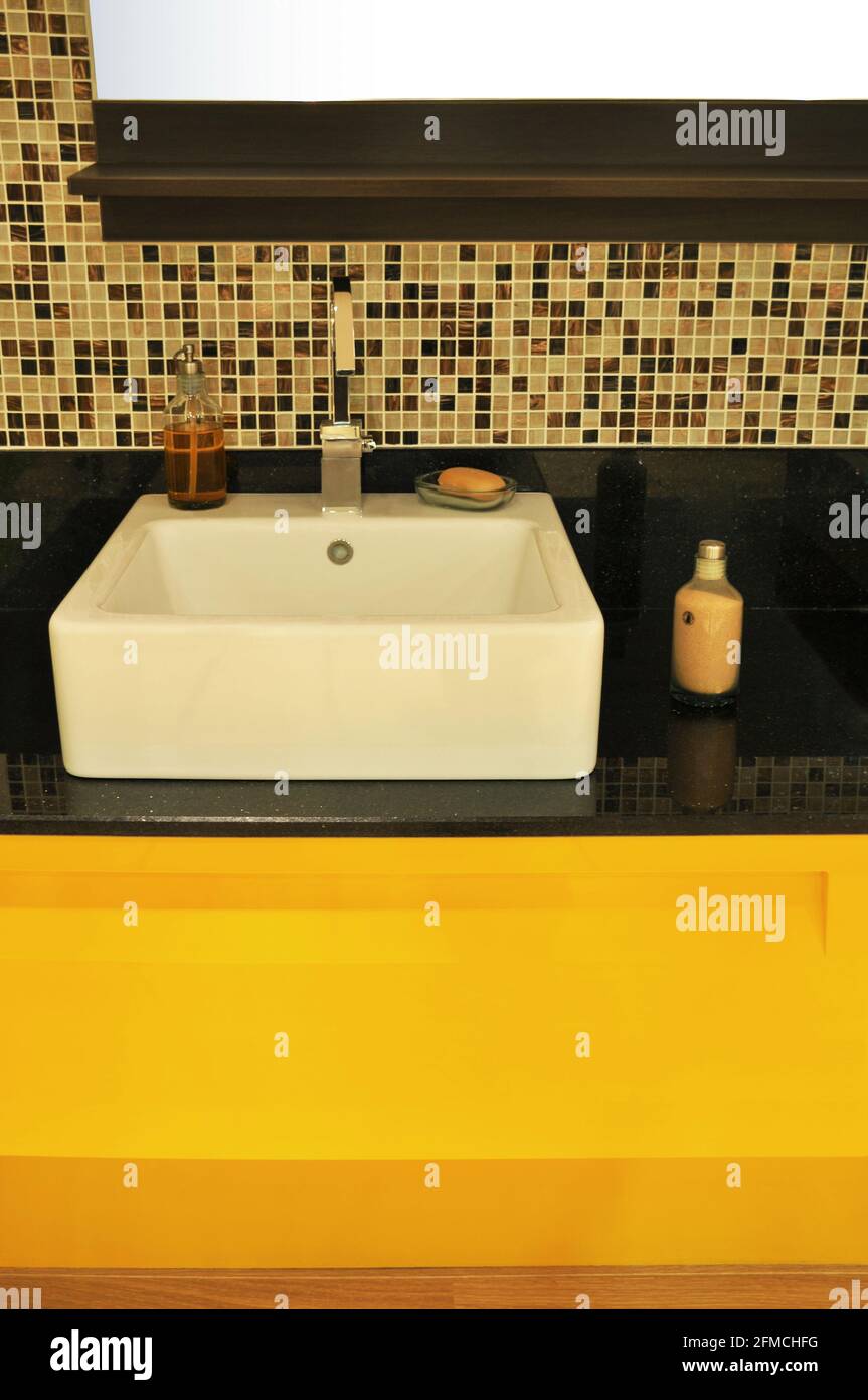 Moderno lusso e bagno pulito lavabo e design armadio Foto Stock