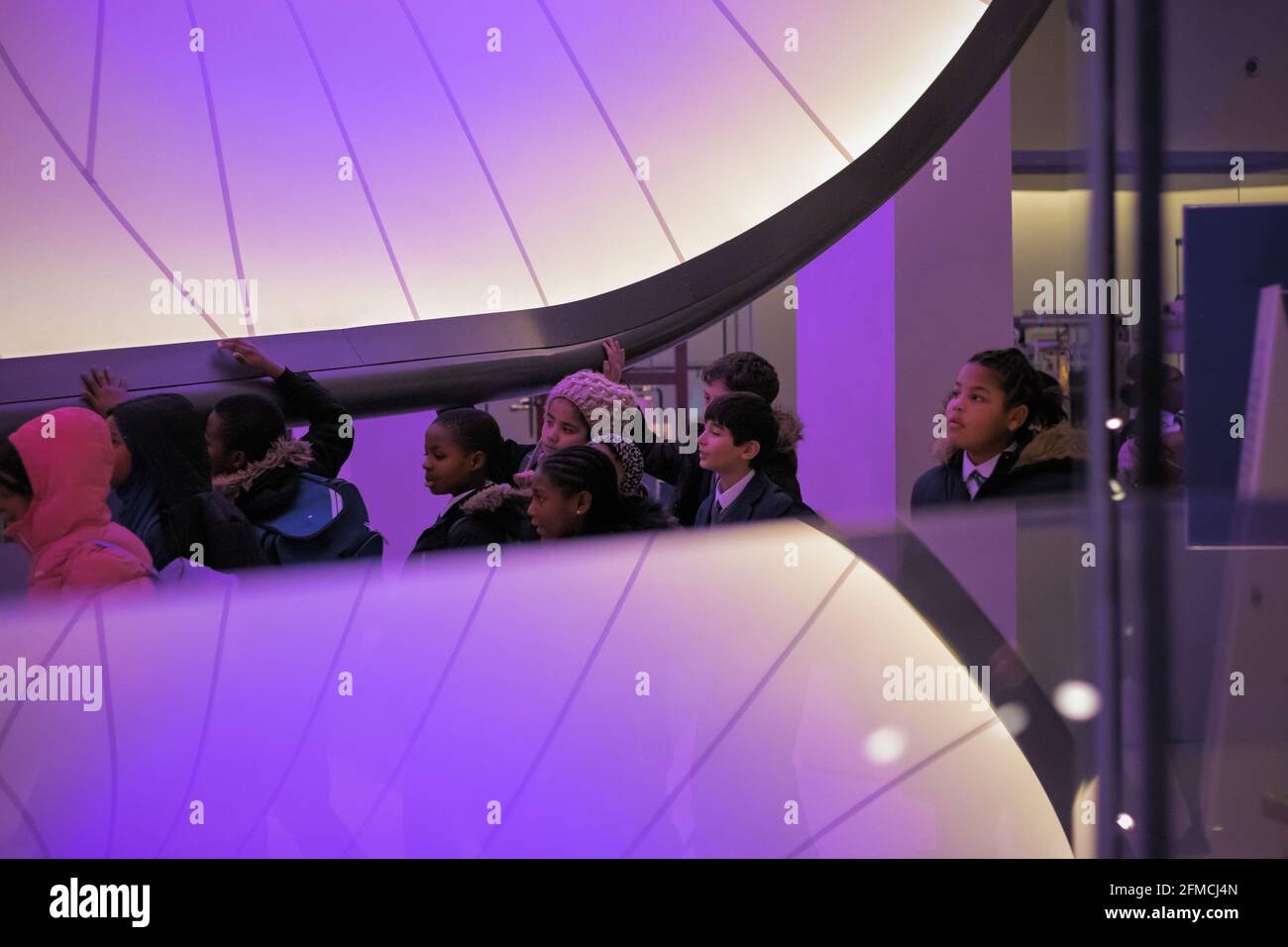 Londra, UK - 17 gennaio 2020 - un gruppo di studenti che visitano la Winton Gallery al Museo della Scienza Foto Stock