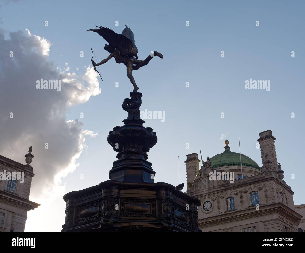 Londra, Greater London, England - Maggio 04 2021: Statua di Anteros sulla Shaftesbury Memorial Fountain spesso erroneamente chiamato 'Eros' come un piccione godere Foto Stock
