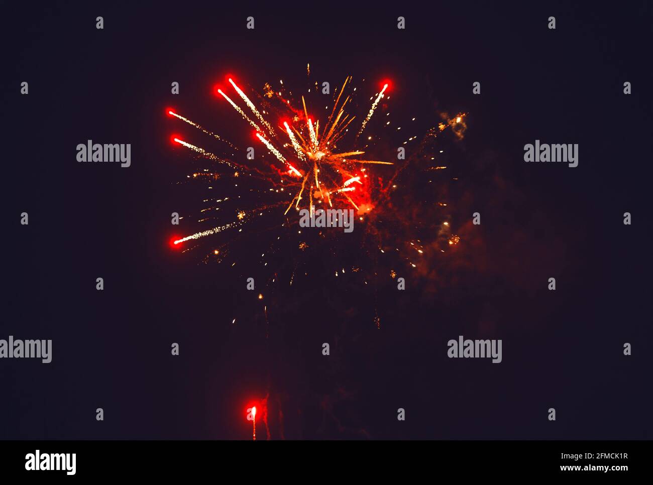 Incredibili fuochi d'artificio isolati su sfondo scuro. Festa dei fuochi d'artificio, 4 luglio, giorno dell'Indipendenza. Foto Stock