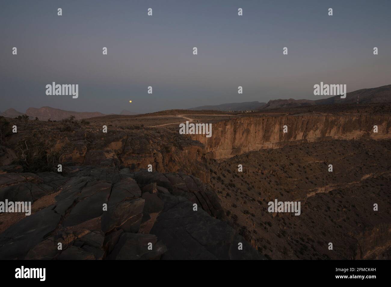 Luna piena sopra Jebel Shams, il Grand Canyon dell'Arabia. Regione di al Dakhiliyah, Oman Foto Stock