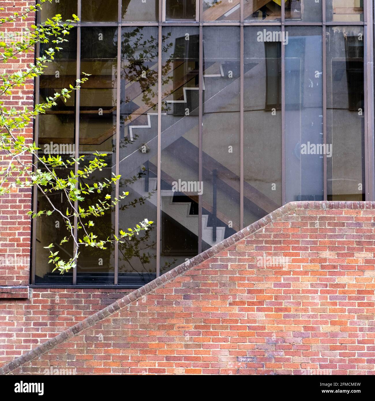 Kingston Upon Thames London UK, maggio 07 2021, edificio di uffici con facciata in vetro di architettura moderna con scalinata e muro di mattoni e senza persone Foto Stock