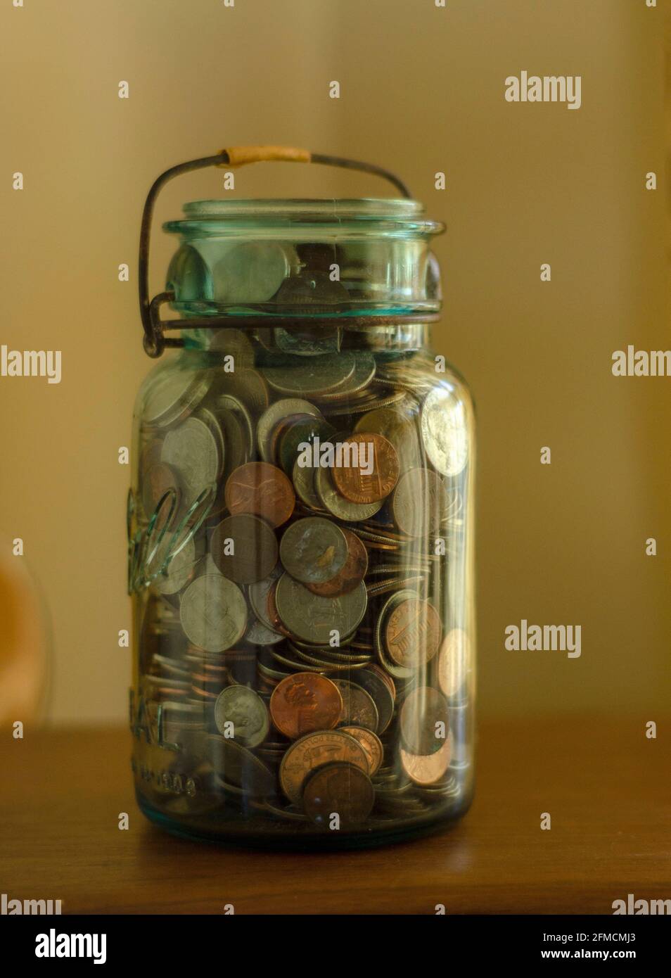 Vaso pieno di monete Foto Stock