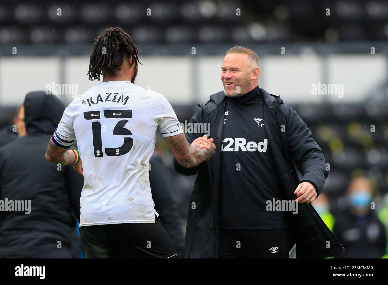 Wayne Rooney, direttore della contea di Derby e Colin Kazim-Richards n. 13 Della contea di Derby festeggia come Derby fuga relegation al fischio finale Foto Stock