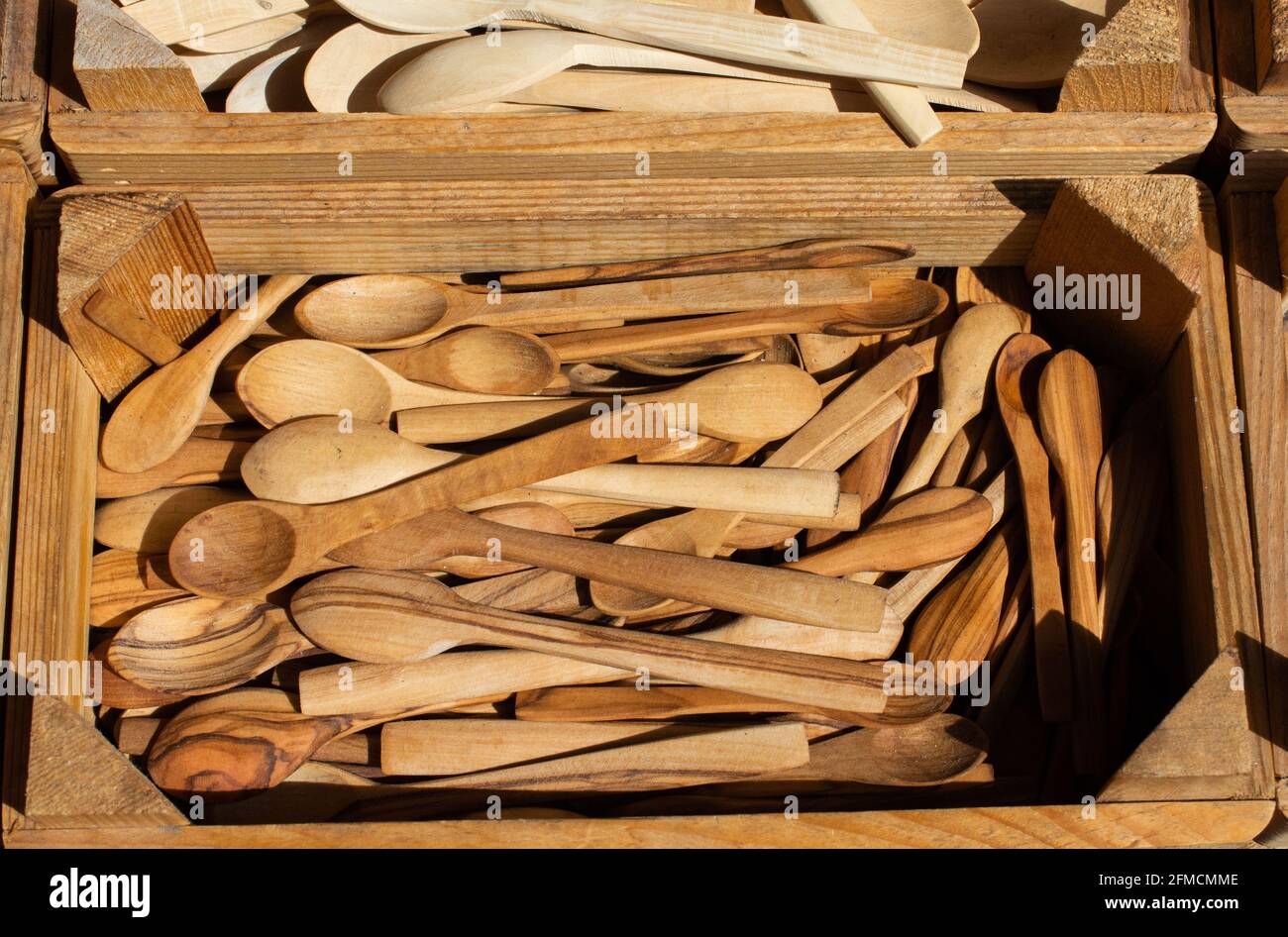 In legno fatti a mano gli utensili da cucina cucchiai da cucina in legno  oggetti Foto stock - Alamy