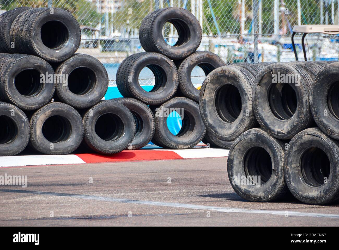 Barriera antinfortunistica per pneumatici vecchi Foto Stock