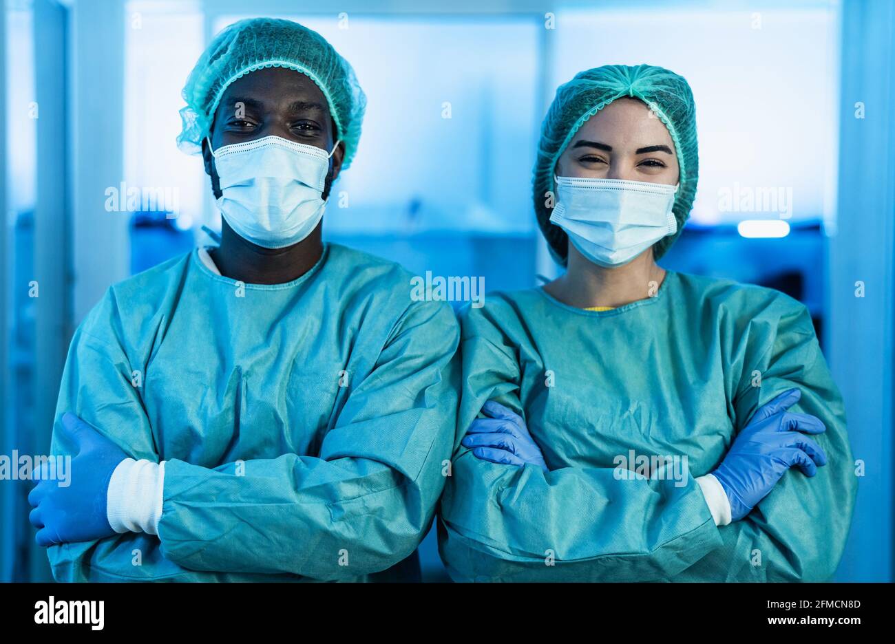 Medici multirazziali che indossano dispositivi di protezione personale che combattono contro il virus della corona Focolaio - concetto di assistenza sanitaria e lavoratori medici Foto Stock