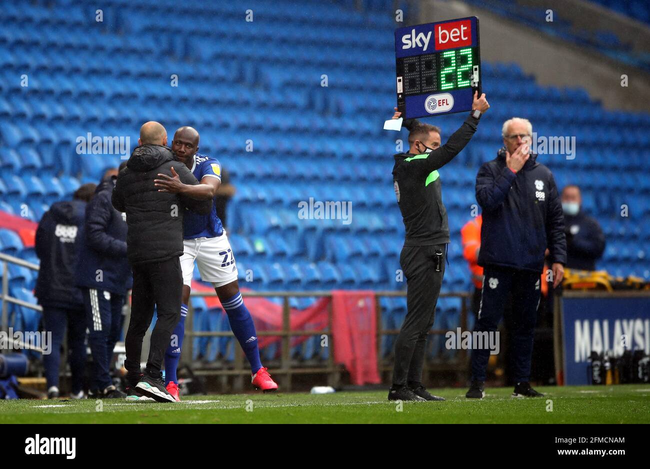 Il Sol Bamba della città di Cardiff viene portato fuori dalla panchina mentre fa il suo ritorno al calcio dopo il trattamento per il linfoma non-Hodgkin durante la partita del campionato Sky Bet al Cardiff City Stadium di Cardiff. Data immagine: Sabato 8 maggio 2021. Foto Stock