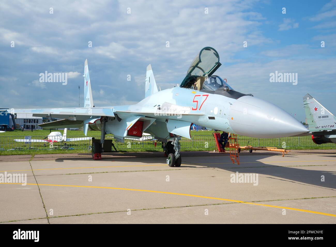ZHUKOVSKY, RUSSIA - 20 LUGLIO 2017: Primo piano del combattente russo multifunzionale su-35S. Spettacolo aereo DI MAKS-2017 Foto Stock