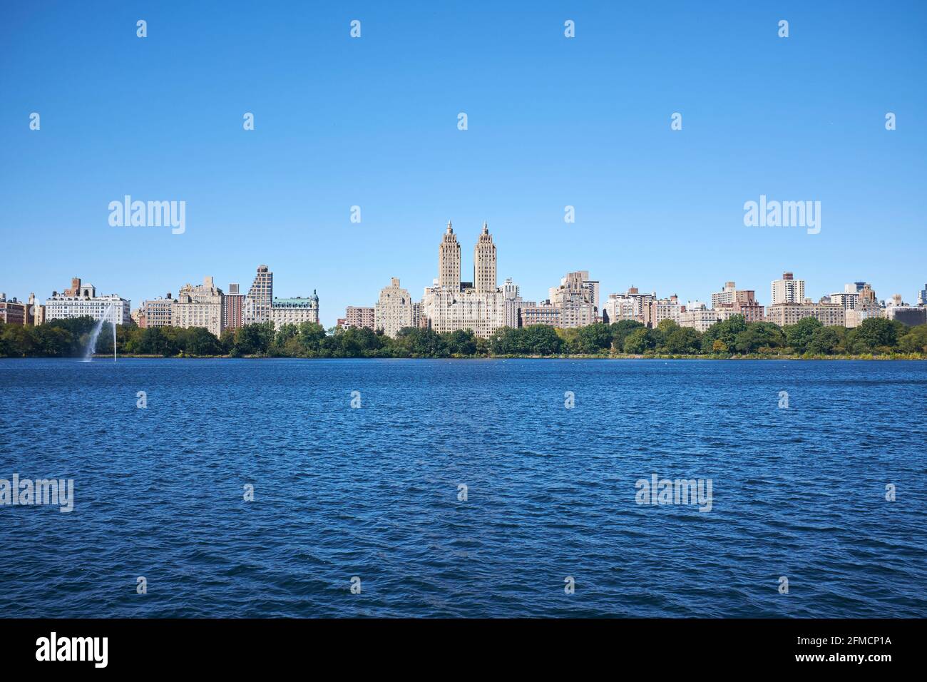 Vista panoramica sul lago artificiale di New York City Central Park ovest Foto Stock