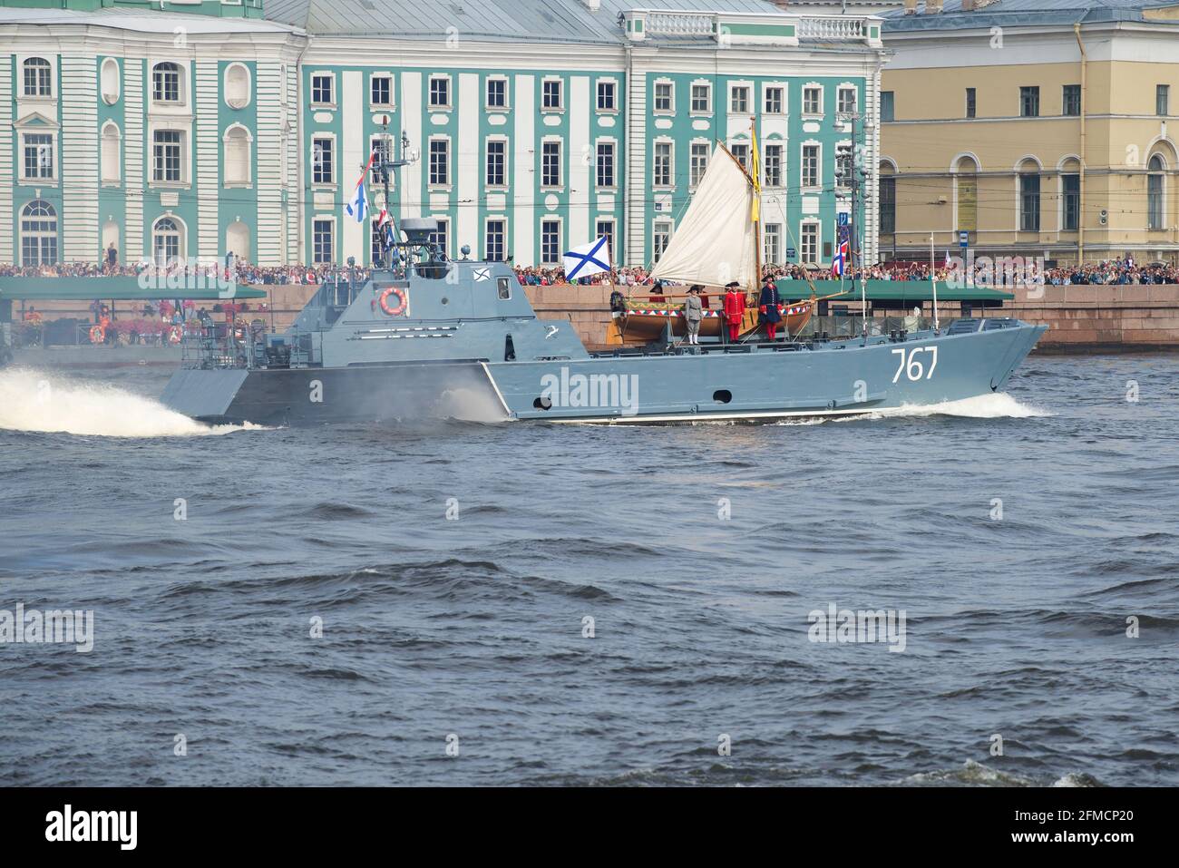 SAN PIETROBURGO, RUSSIA - 30 LUGLIO 2017: Una piccola barca anfibia D-67 (il progetto Serna) è trasportata dalla barca di Pietro il Grande. Apertura di t Foto Stock