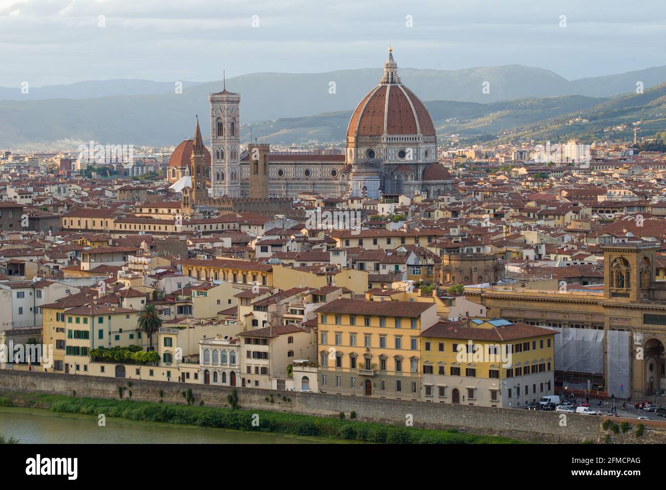 Vista della Cattedrale di Santa Maria del Fiore nel pomeriggio di settembre. Italia, Firenze Foto Stock