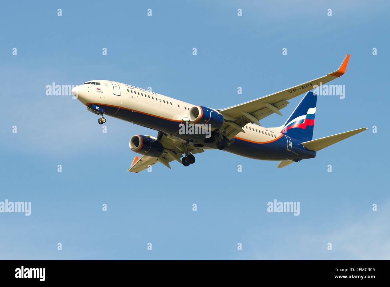 ST. PETERSBURG, RUSSIA - 08 MAGGIO 2018: L'aereo Boeing 737-800 "Nikolay Roerich" (VP-BPF) della compagnia aerea Aeroflot prima dell'atterraggio all'aeroporto di Pulkovo Foto Stock