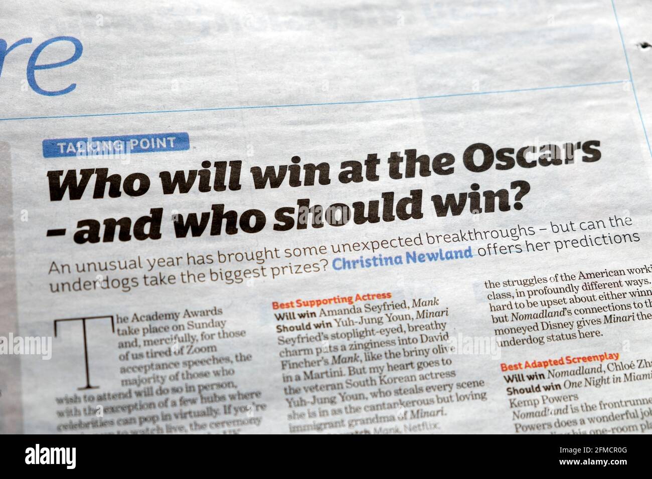 "Chi vincerà agli Oscar - e chi dovrebbe vincere?" premi inewspaper i giornale titolo articolo Inside page on 23 April 2021 Londra UK Foto Stock