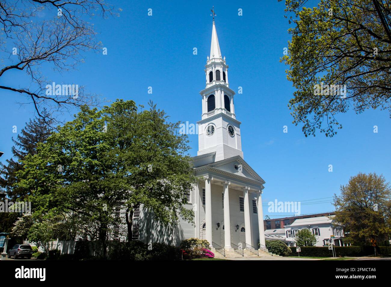 NORWALK, CONNECTICUT, Stati Uniti d'America - 6 MAGGIO 2021: Prima Chiesa Congregazionale vicino Norwalk Green nel bel giorno di primavera Foto Stock