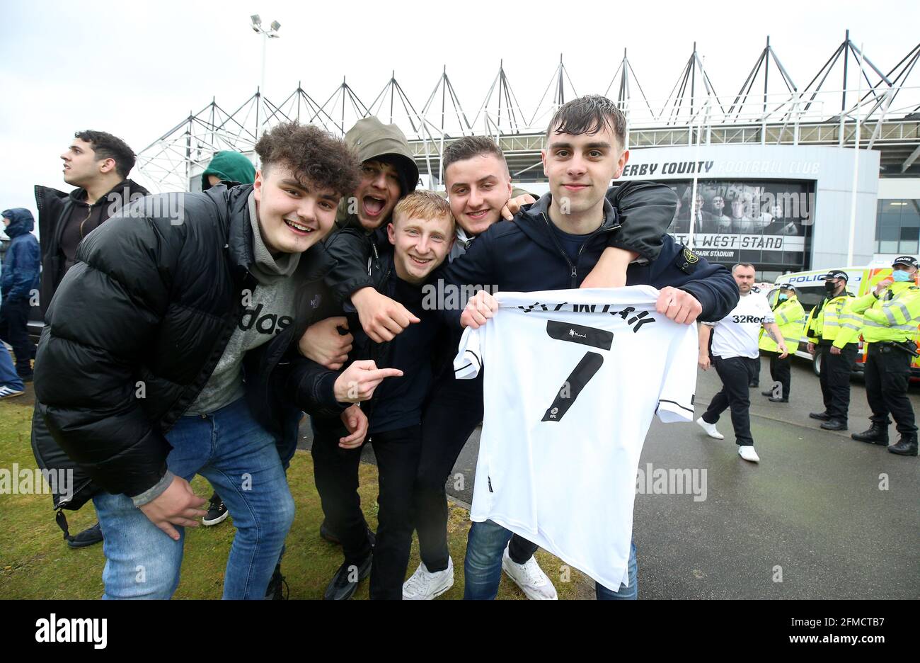 I fan della contea di Derby si riuniscono fuori Pride Park per festeggiare il completamento del club al di fuori della zona di retrocessione, seguendo la partita del campionato Sky Bet al Pride Park, Derby. Data immagine: Sabato 8 maggio 2021. Foto Stock